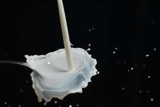 Tire-lait Elvie Pump connecté et mains libres en utilisation