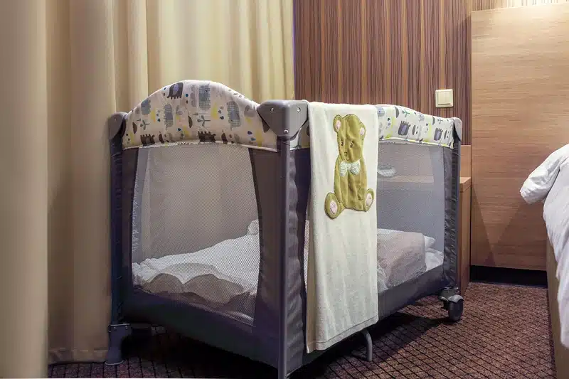 Les avantages d’un lit parapluie pour votre bébé