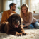 Chiot Newfoundland accueilli par une famille dans un salon lumineux