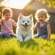Chiot spitz blanc jouant avec des enfants dans le jardin ensoleille