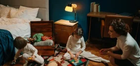 des enfants et leur nounou