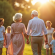 Couple âgé main dans la main lors d'une fête en famille