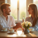 Couple souriant dans une cuisine en lumière naturelle