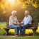 Vieux couple assis sur un banc dans un parc ensoleille symbole d amour durable