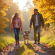 Famille heureuse en plein air avec leur beagle lemon
