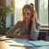 Jeune femme stressée au bureau avec papiers et ordinateur