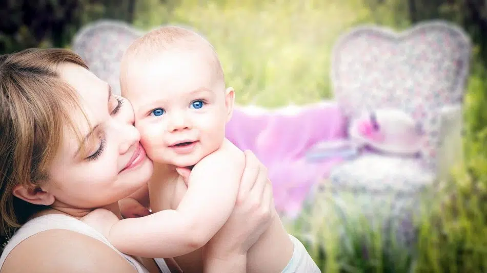 maman avec son bébé dans les bras