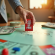 Plateau de Monopoly en plein jour avec carte et pièces colorées